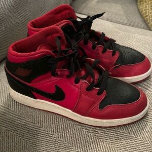 Nike Air Jordan 1 Mid GS Gym Red Reverse Bred 554725-660 SIZE 6.5Y (8W)